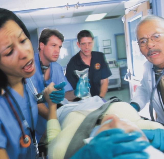 Â¿QuÃ© cuidados mÃ©dicos debe recibir un paciente con traumatismo cerebral?